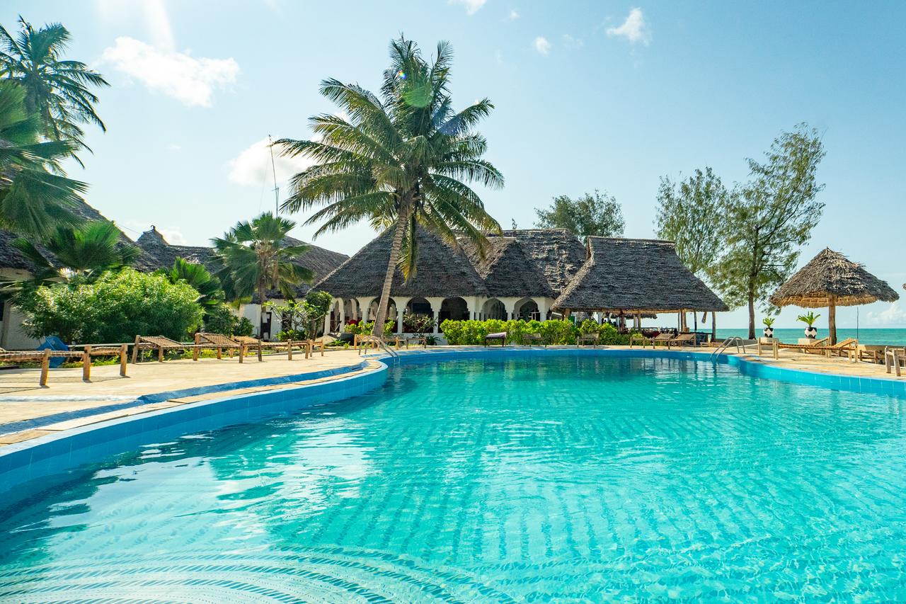 Visitor's Inn pool, restaurant and Indian Ocean at golden hour